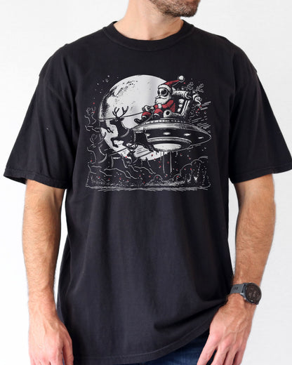 Man wearing an alien Santa graphic tee in black color.