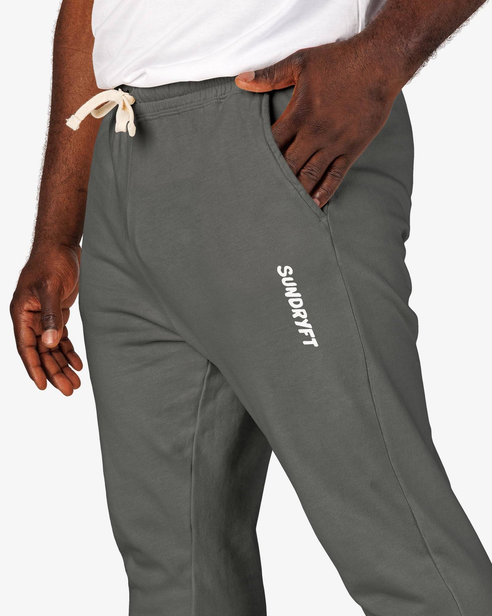Man wearing pepper color Sundryft unisex fleece sweatpants.
