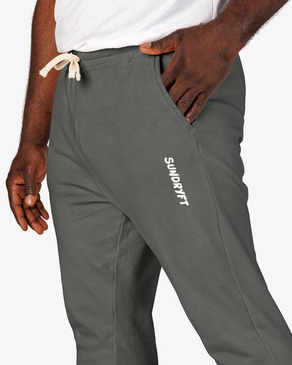 Man wearing pepper color Sundryft unisex fleece sweatpants.