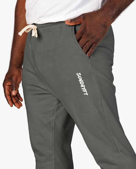 Man wearing pepper color Sundryft unisex fleece sweatpants.